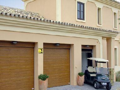 5 sovrum Villa till salu i Benahavis med pool garage - 1 950 000 € (Ref: 10001721)