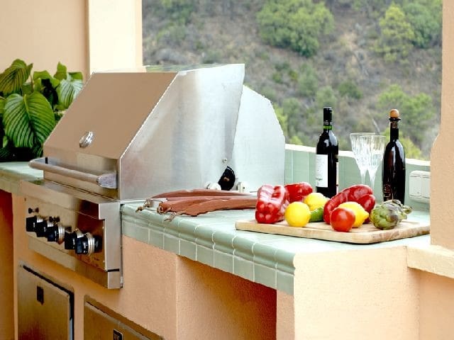 5 bedroom Villa for sale in Benahavís with pool garage - € 1,950,000 (Ref: 10001721)
