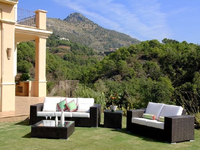 5 bedroom Villa for sale in Benahavís with pool garage - € 1,950,000 (Ref: 10001721)