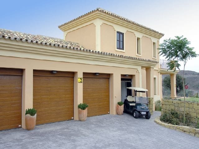 5 bedroom Villa for sale in Benahavís with pool garage - € 1,950,000 (Ref: 10001721)