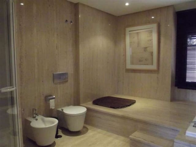 Apartamento de 2 habitaciones en Marbella en venta con piscina garaje - 1.200.000 € (Ref: 10001726)