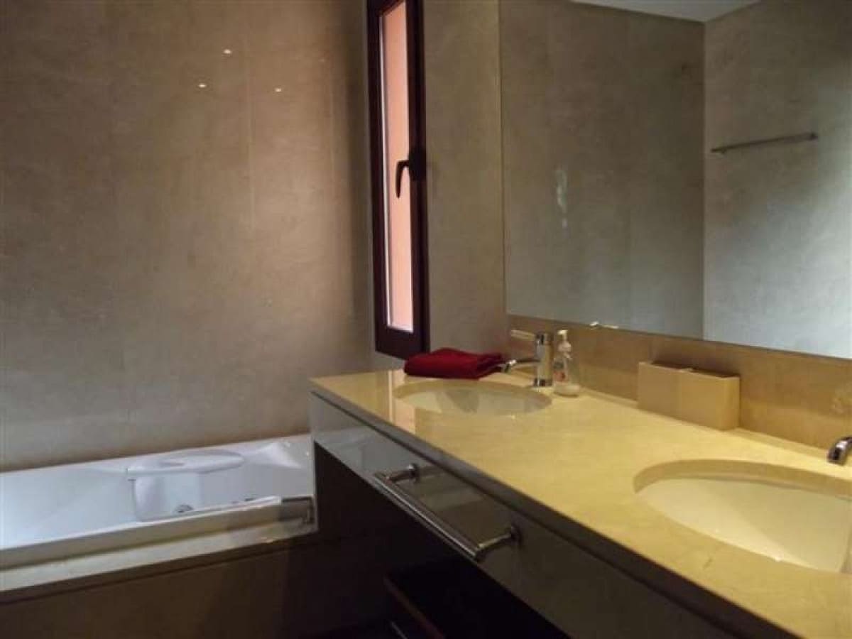 Apartamento de 2 habitaciones en Marbella en venta con piscina garaje - 1.200.000 € (Ref: 10001726)