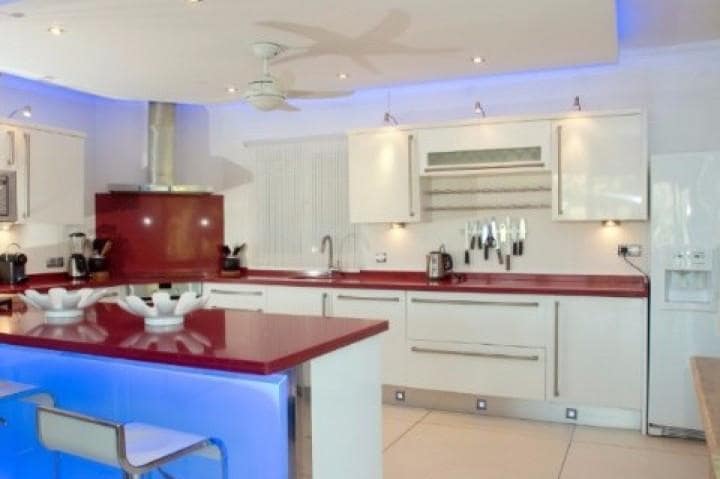 5 slaapkamer Villa te koop in Marbella met zwembad garage - € 2.499.000 (Ref: 10001733)