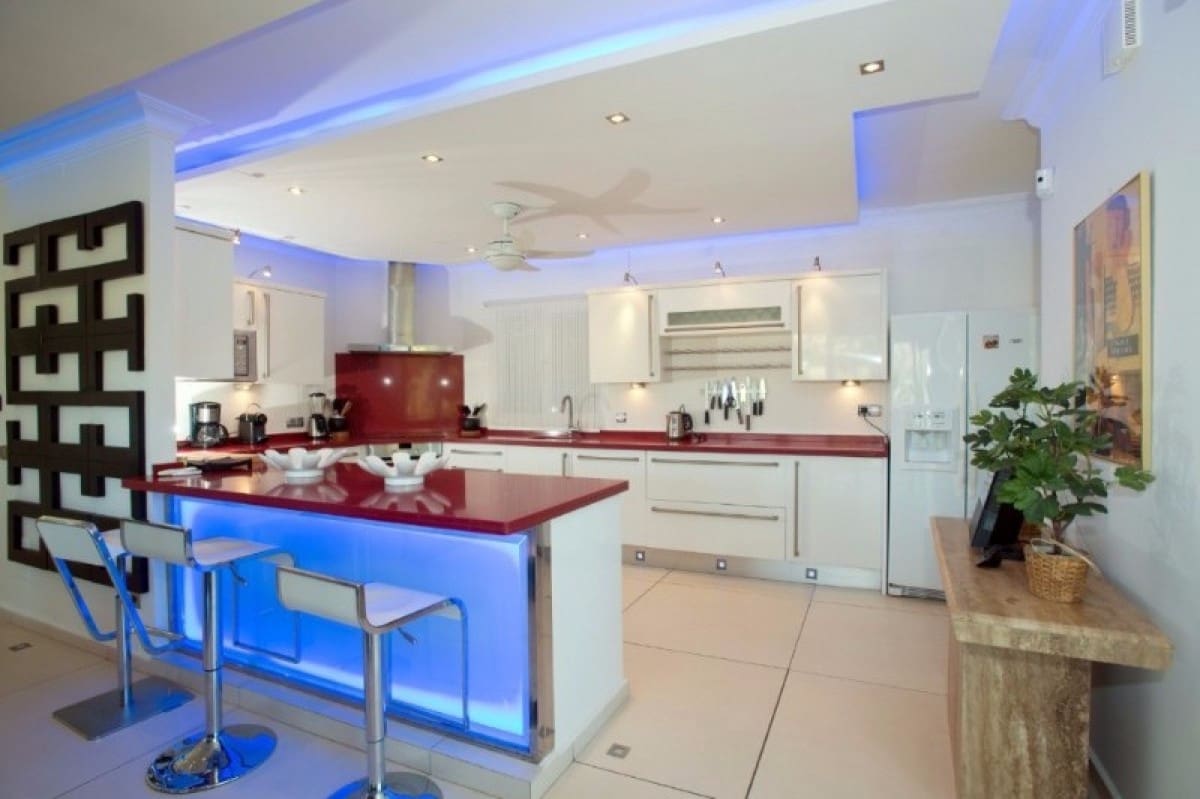 5 slaapkamer Villa te koop in Marbella met zwembad garage - € 2.499.000 (Ref: 10001733)