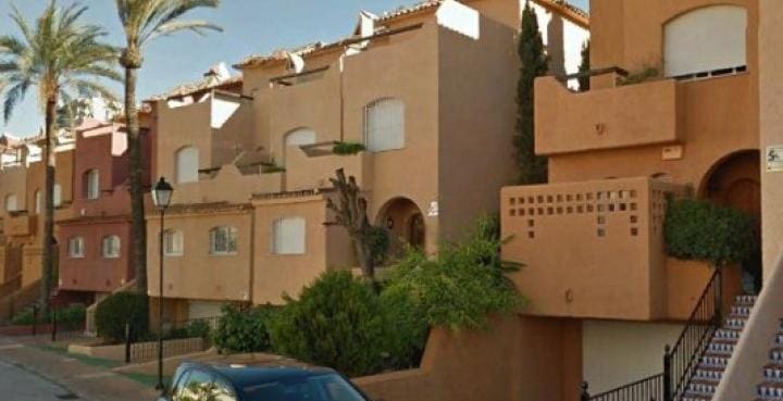 3 sypialnia Dom na sprzedaż w Nueva Andalucia z basenem - 425 000 € (Ref: 10001737)