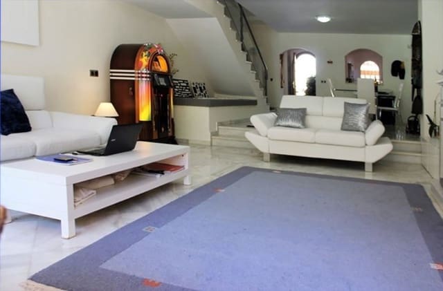 Casa de 3 habitaciones en Nueva Andalucia, Marbella en venta con piscina - 425.000 € (Ref: 10001737)