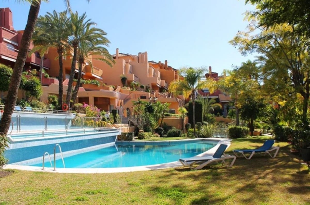 3 sypialnia Dom na sprzedaż w Nueva Andalucia z basenem - 425 000 € (Ref: 10001737)