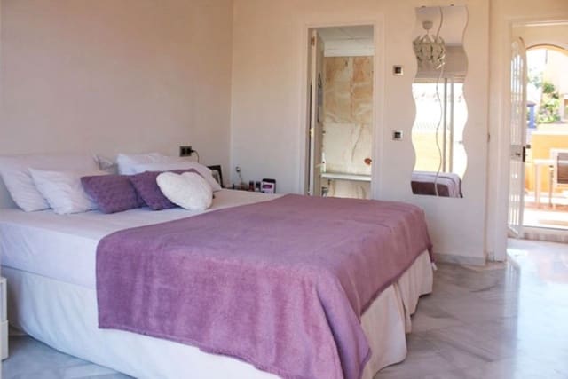Casa de 3 habitaciones en Nueva Andalucia, Marbella en venta con piscina - 425.000 € (Ref: 10001737)