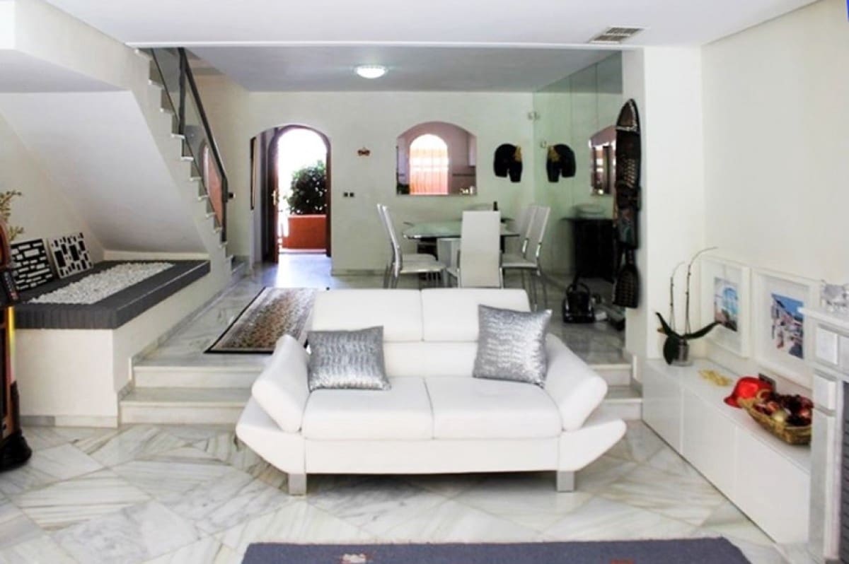 3 sypialnia Dom na sprzedaż w Nueva Andalucia z basenem - 425 000 € (Ref: 10001737)