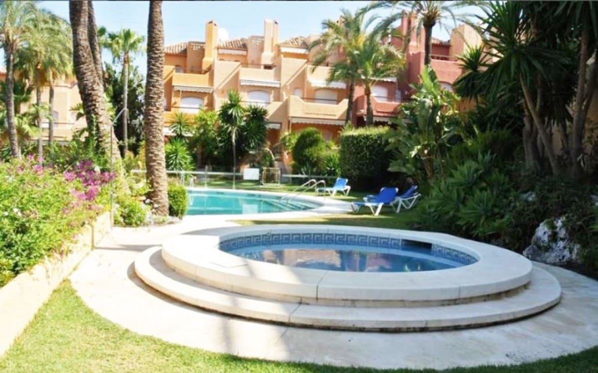 3 sypialnia Dom na sprzedaż w Nueva Andalucia z basenem - 425 000 € (Ref: 10001737)