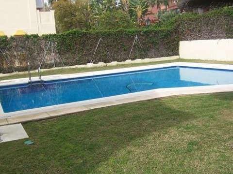 4 sypialnia Dom na sprzedaż w Nueva Andalucia z basenem garażem - 350 000 € (Ref: 10001738)