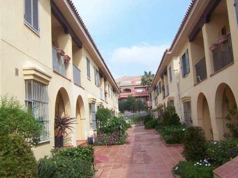 4 sypialnia Dom na sprzedaż w Nueva Andalucia z basenem garażem - 350 000 € (Ref: 10001738)