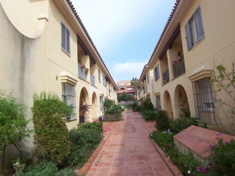 4 sypialnia Dom na sprzedaż w Nueva Andalucia z basenem garażem - 350 000 € (Ref: 10001738)