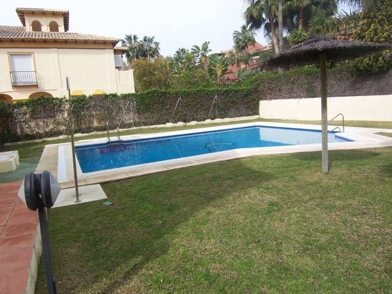 4 sypialnia Dom na sprzedaż w Nueva Andalucia z basenem garażem - 350 000 € (Ref: 10001738)