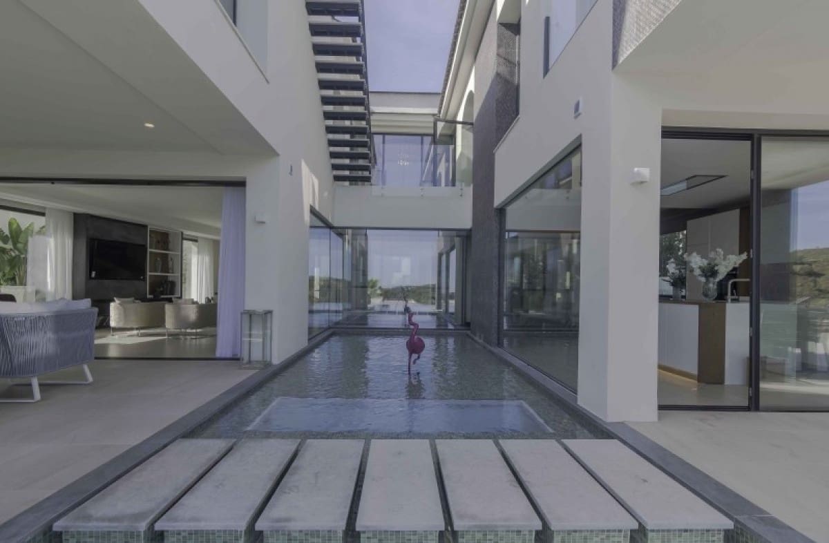 6 bedroom Villa for sale in Benahavis with pool garage - € 2,995,000 (Ref: 10001743)