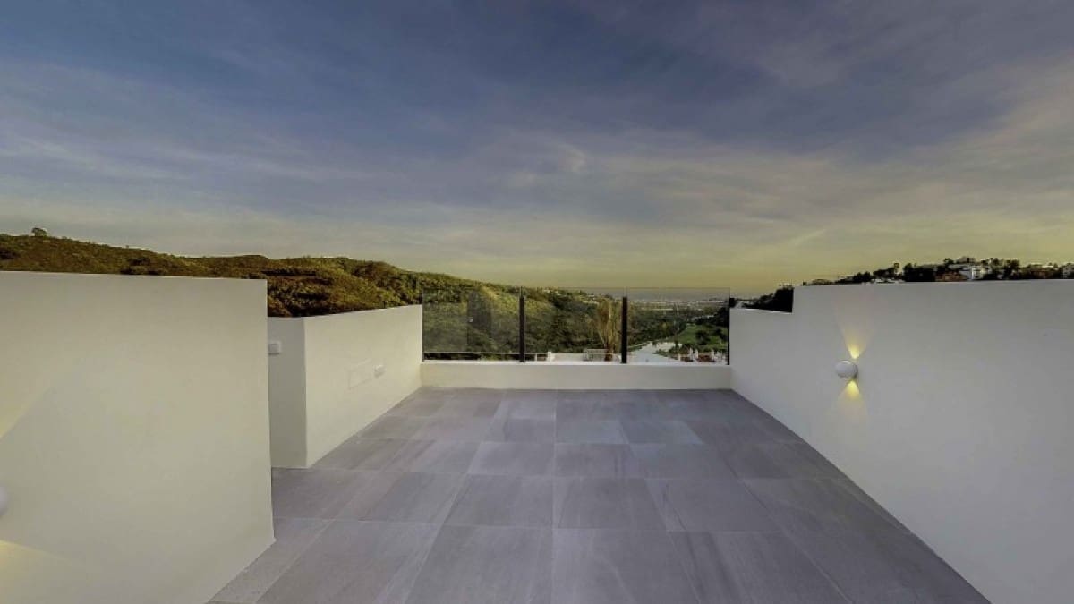 6 bedroom Villa for sale in Benahavis with pool garage - € 2,995,000 (Ref: 10001743)