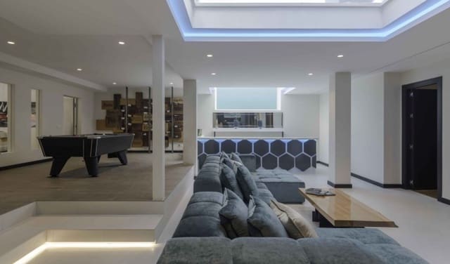 6 bedroom Villa for sale in Benahavís with pool garage - € 2,995,000 (Ref: 10001743)