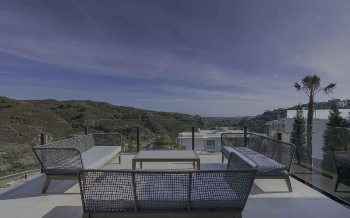 6 bedroom Villa for sale in Benahavis with pool garage - € 2,995,000 (Ref: 10001743)