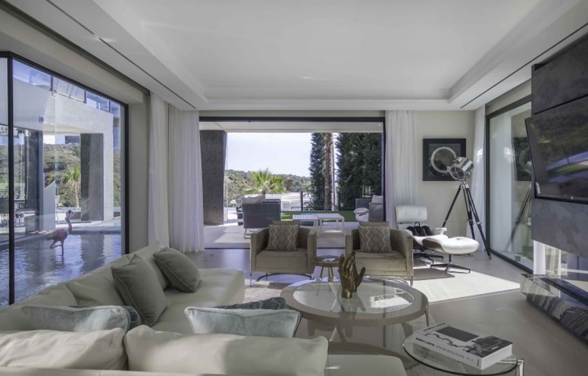 6 bedroom Villa for sale in Benahavis with pool garage - € 2,995,000 (Ref: 10001743)