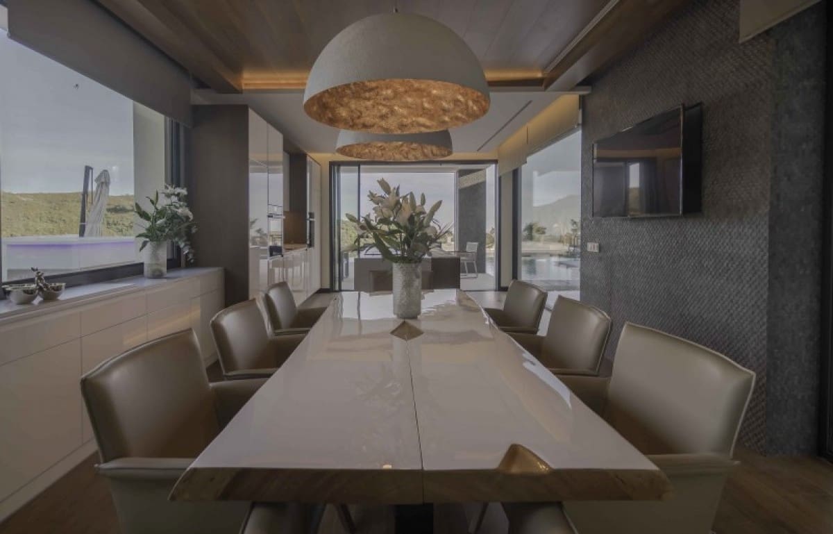 6 bedroom Villa for sale in Benahavis with pool garage - € 2,995,000 (Ref: 10001743)