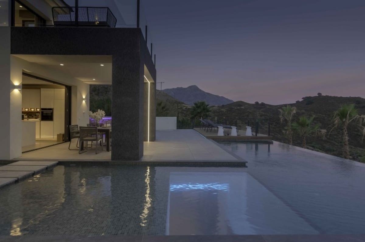 6 bedroom Villa for sale in Benahavis with pool garage - € 2,995,000 (Ref: 10001743)