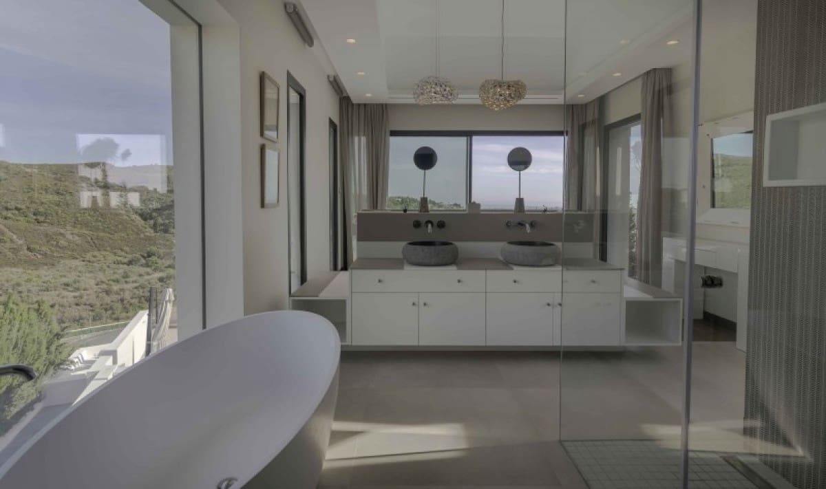6 bedroom Villa for sale in Benahavis with pool garage - € 2,995,000 (Ref: 10001743)