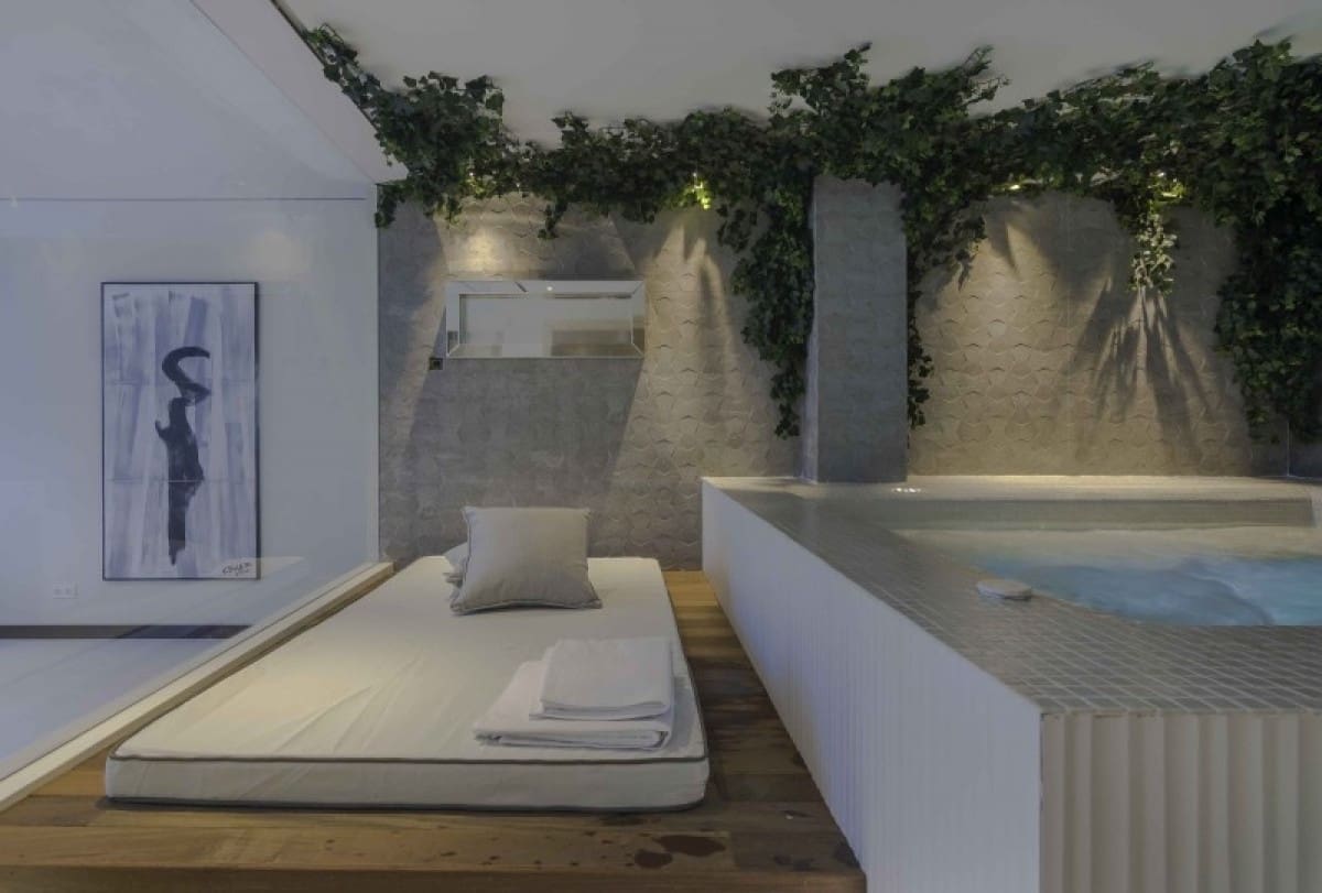 6 bedroom Villa for sale in Benahavis with pool garage - € 2,995,000 (Ref: 10001743)