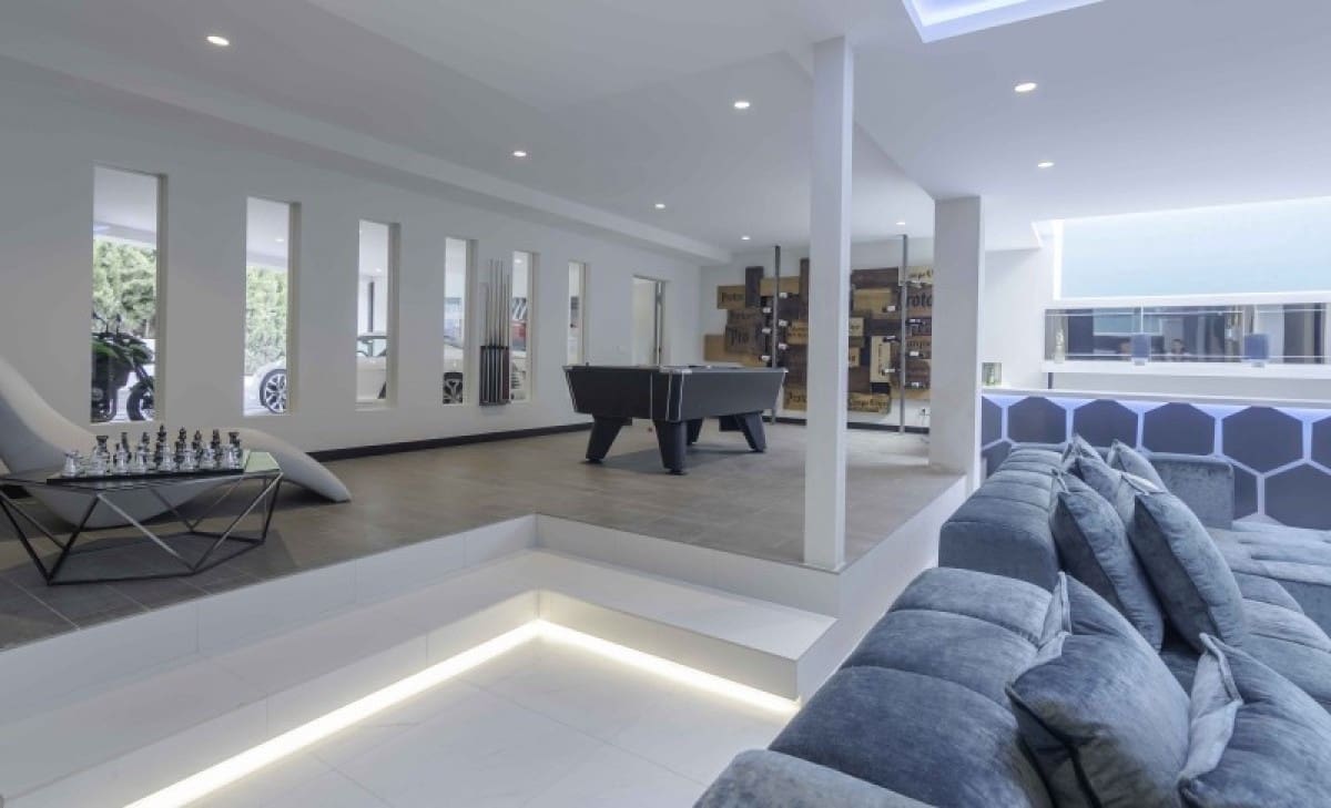 6 bedroom Villa for sale in Benahavis with pool garage - € 2,995,000 (Ref: 10001743)