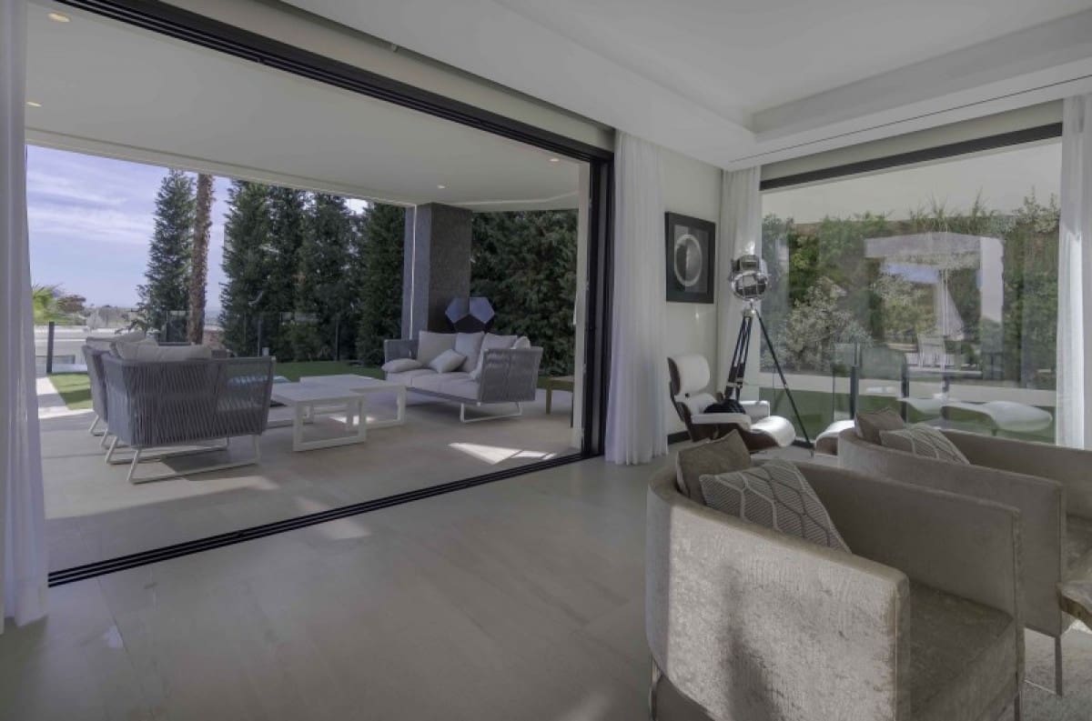 6 bedroom Villa for sale in Benahavis with pool garage - € 2,995,000 (Ref: 10001743)