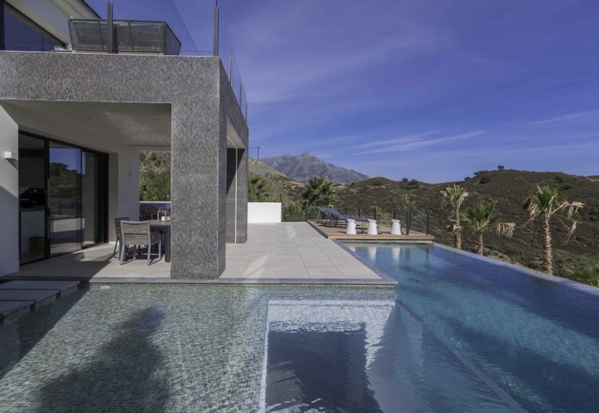 6 bedroom Villa for sale in Benahavis with pool garage - € 2,995,000 (Ref: 10001743)