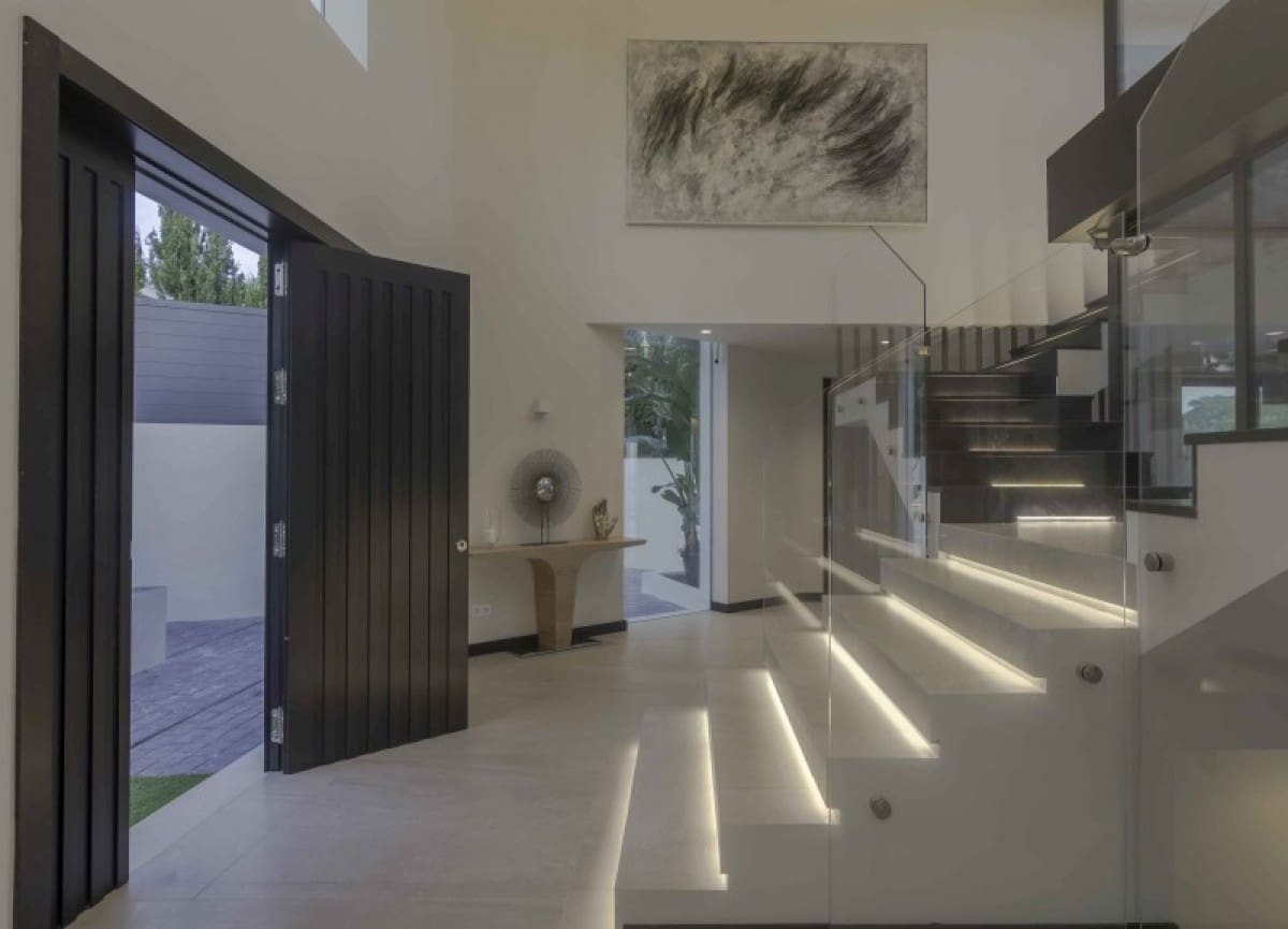 6 bedroom Villa for sale in Benahavis with pool garage - € 2,995,000 (Ref: 10001743)