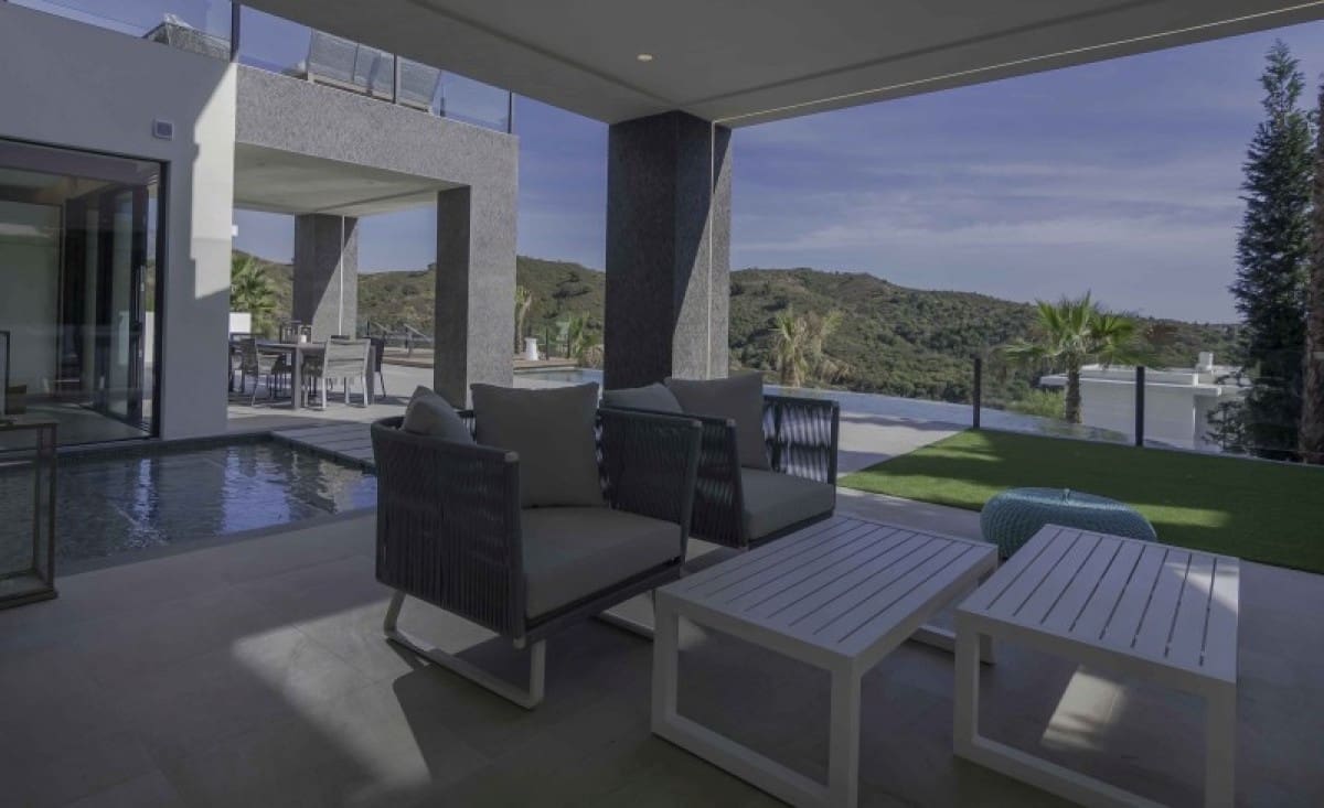 6 bedroom Villa for sale in Benahavis with pool garage - € 2,995,000 (Ref: 10001743)