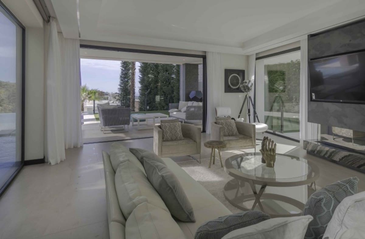 6 bedroom Villa for sale in Benahavis with pool garage - € 2,995,000 (Ref: 10001743)