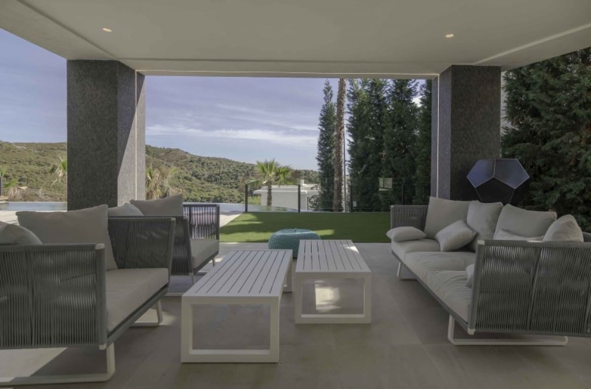 6 bedroom Villa for sale in Benahavis with pool garage - € 2,995,000 (Ref: 10001743)