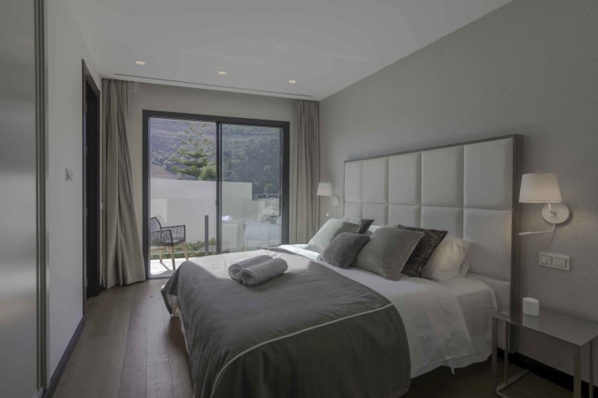 6 bedroom Villa for sale in Benahavis with pool garage - € 2,995,000 (Ref: 10001743)