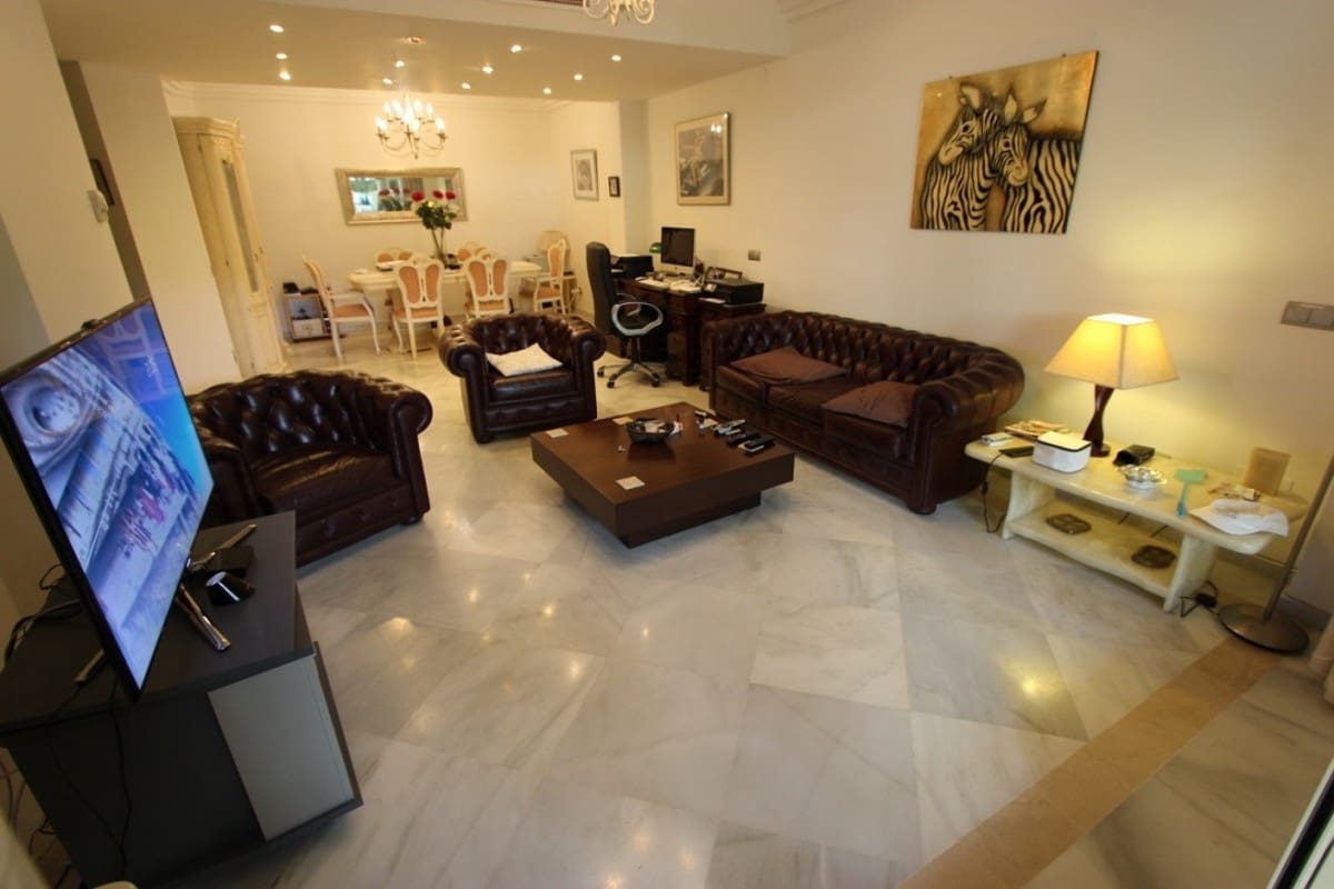 3 bedroom Apartment for sale in Marbella with pool - € 450,000 (Ref: 10001749)