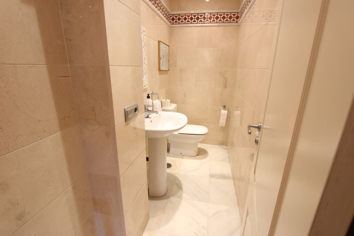 3 bedroom Apartment for sale in Marbella with pool - € 450,000 (Ref: 10001749)