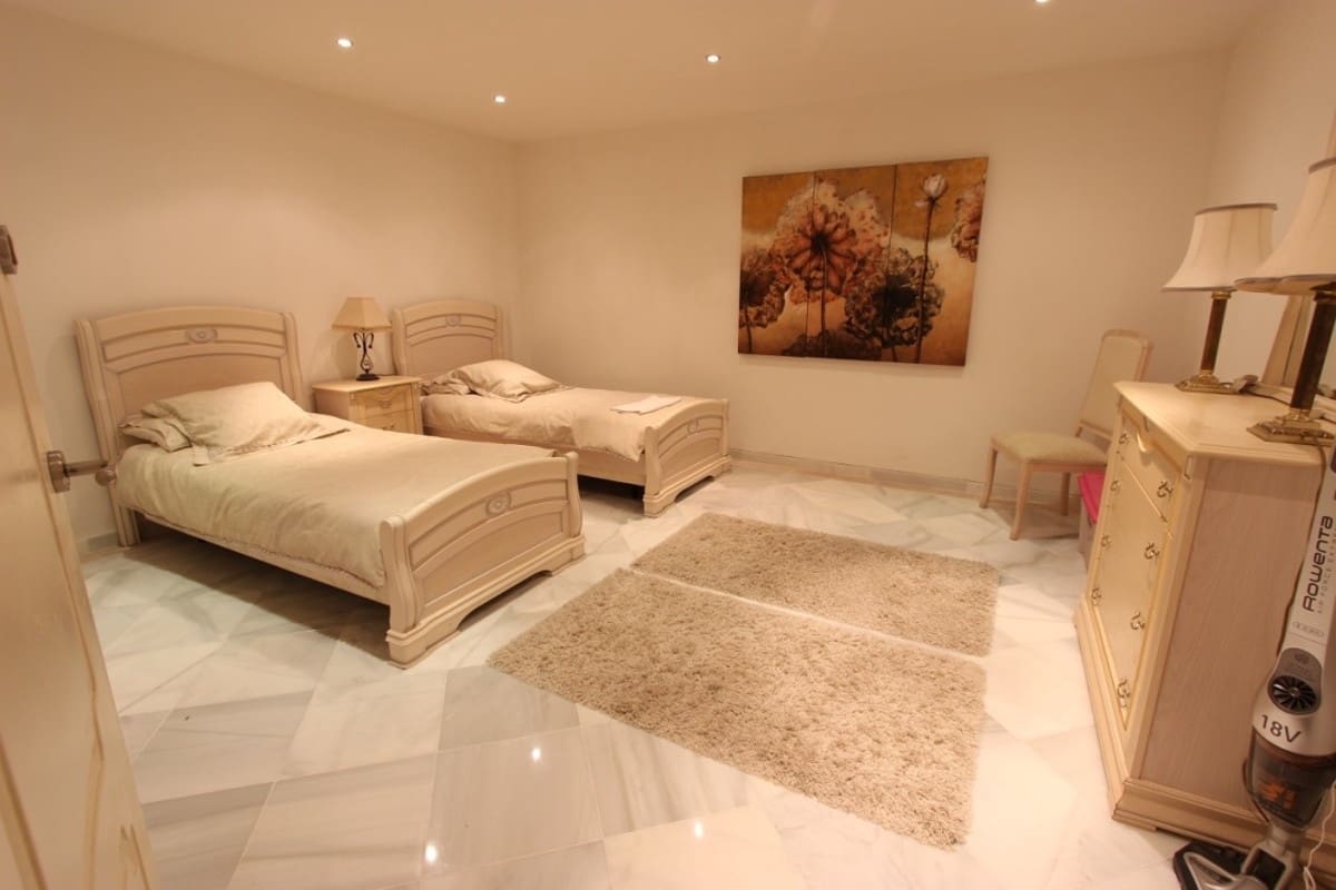 3 bedroom Apartment for sale in Marbella with pool - € 450,000 (Ref: 10001749)