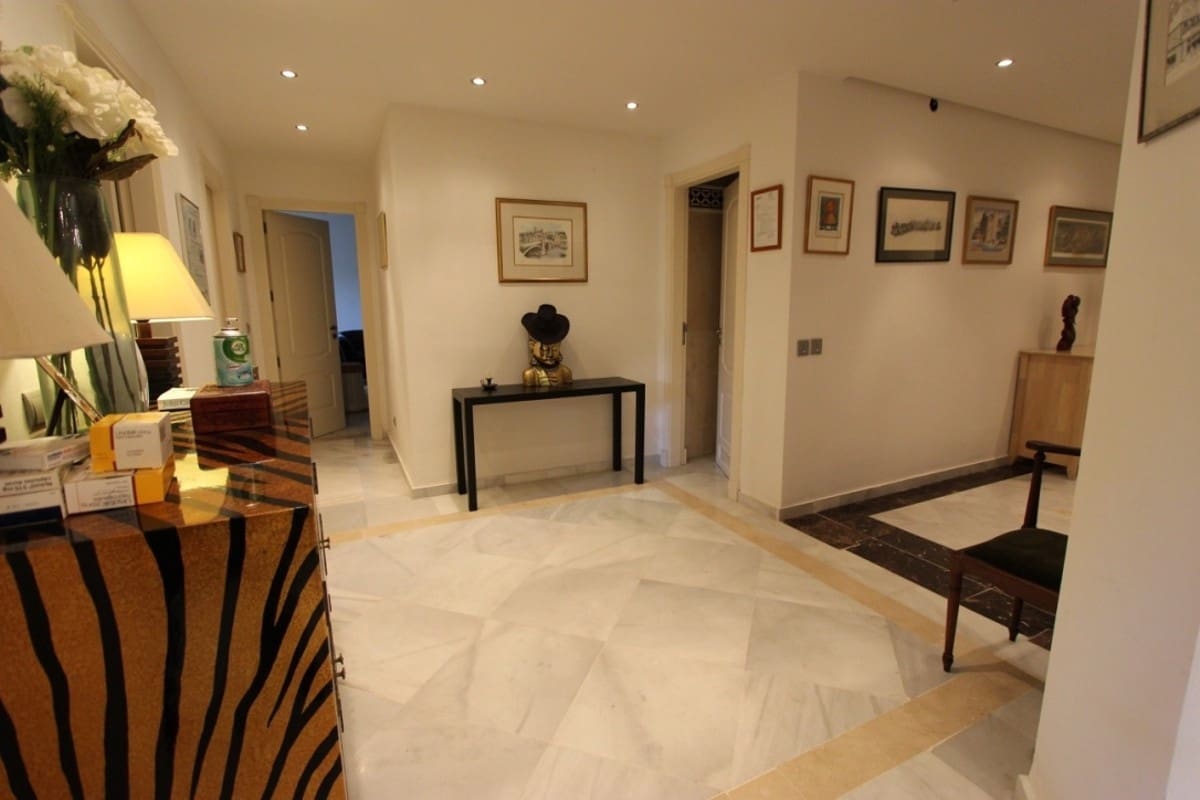 3 bedroom Apartment for sale in Marbella with pool - € 450,000 (Ref: 10001749)