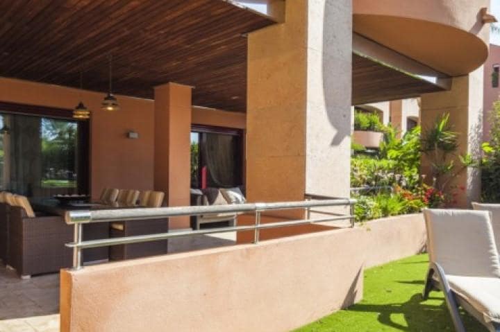 Apartamento de 2 habitaciones en Puerto Banus en venta con piscina garaje - 1.250.000 € (Ref: 10001752)