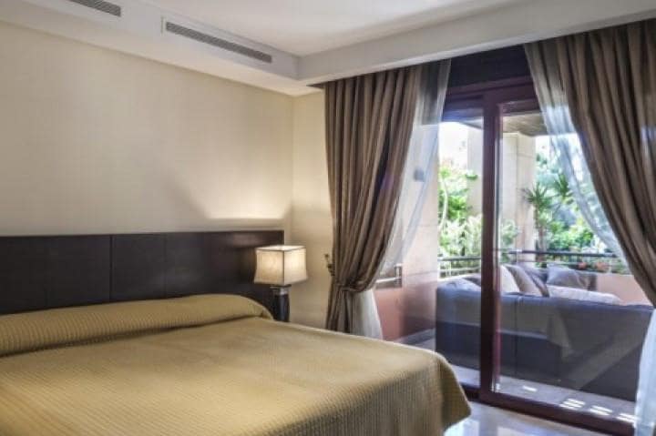 Apartamento de 2 habitaciones en Puerto Banus en venta con piscina garaje - 1.250.000 € (Ref: 10001752)