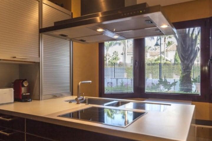 Apartamento de 2 habitaciones en Puerto Banus en venta con piscina garaje - 1.250.000 € (Ref: 10001752)