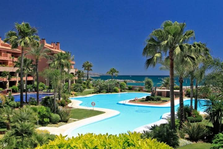 Apartamento de 2 habitaciones en Puerto Banus en venta con piscina garaje - 1.250.000 € (Ref: 10001752)