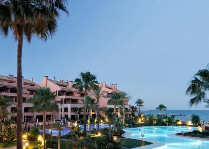 Apartamento de 2 habitaciones en Puerto Banus en venta con piscina garaje - 1.250.000 € (Ref: 10001752)