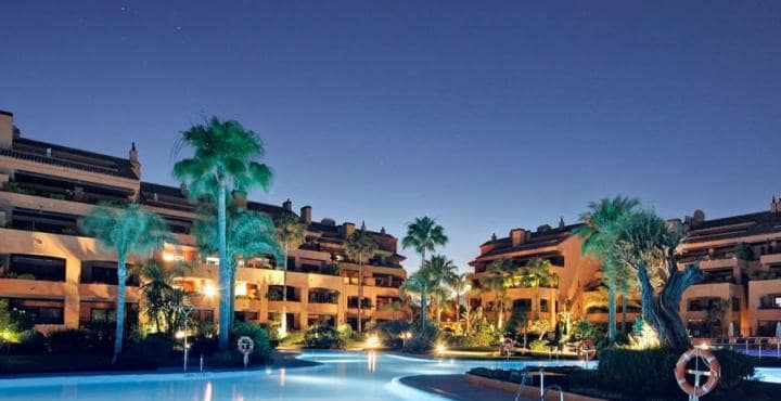 Apartamento de 2 habitaciones en Puerto Banus en venta con piscina garaje - 1.250.000 € (Ref: 10001752)