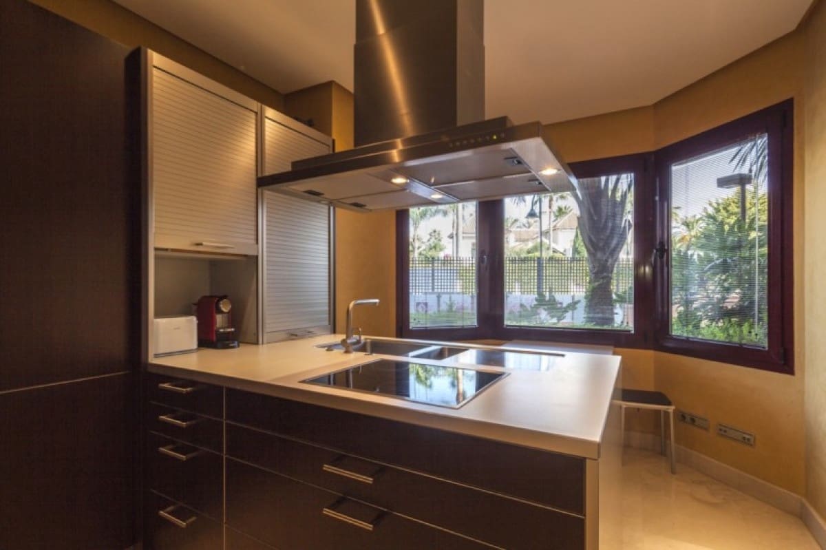 Apartamento de 2 habitaciones en Puerto Banus en venta con piscina garaje - 1.250.000 € (Ref: 10001752)