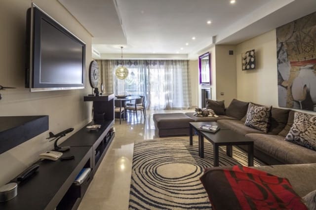 Apartamento de 2 habitaciones en Puerto Banus, Marbella en venta con piscina garaje - 1.250.000 € (Ref: 10001752)