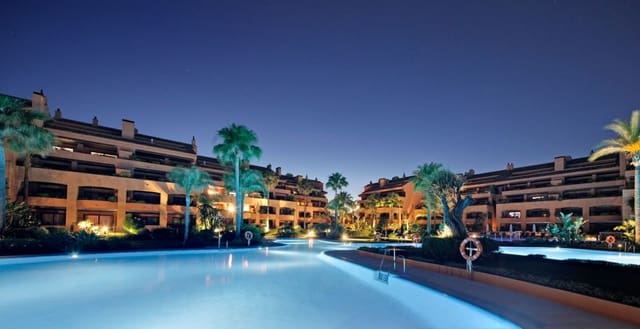 Apartamento de 2 habitaciones en Puerto Banus, Marbella en venta con piscina garaje - 1.250.000 € (Ref: 10001752)