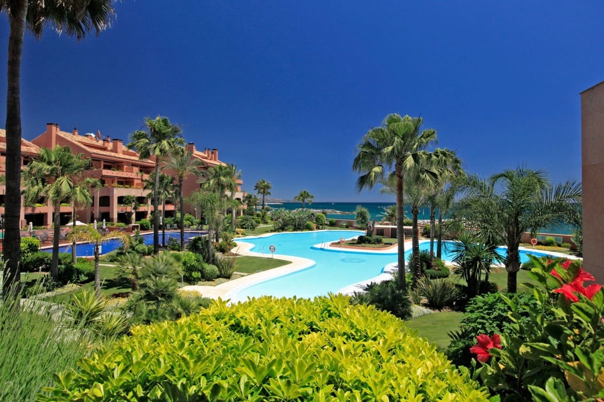 Apartamento de 2 habitaciones en Puerto Banus en venta con piscina garaje - 1.250.000 € (Ref: 10001752)