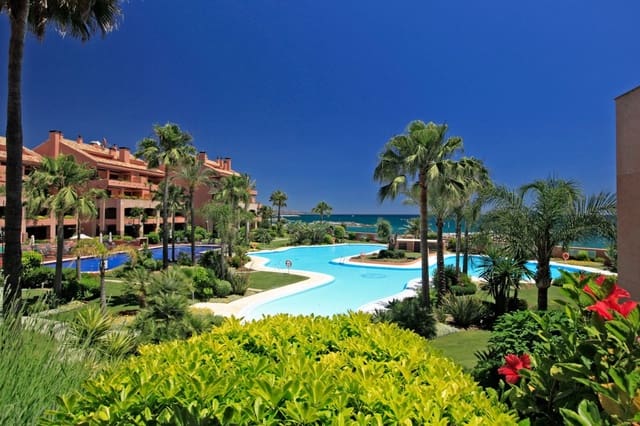 Apartamento de 2 habitaciones en Puerto Banus, Marbella en venta con piscina garaje - 1.250.000 € (Ref: 10001752)